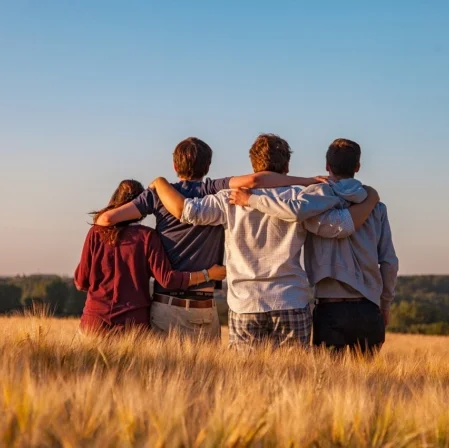 Familie mit Kleinkind und Baggywagen